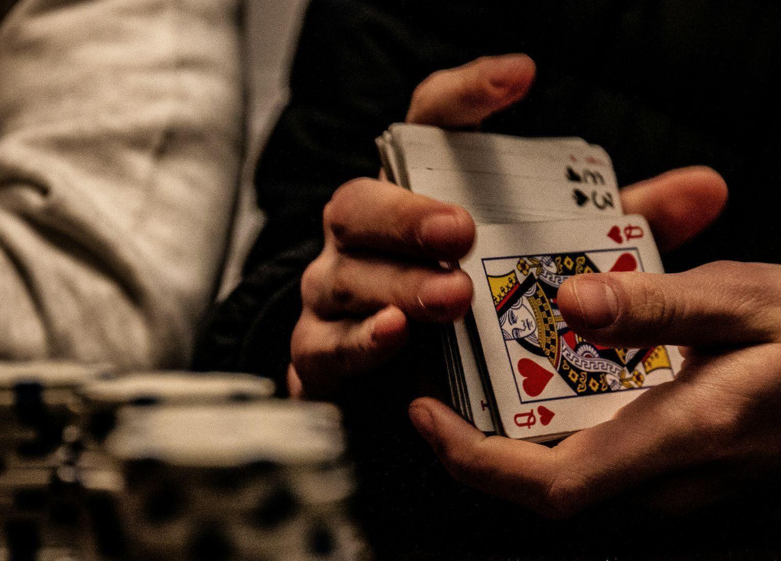 Чем онлайн-покер отличается от обычного покера?