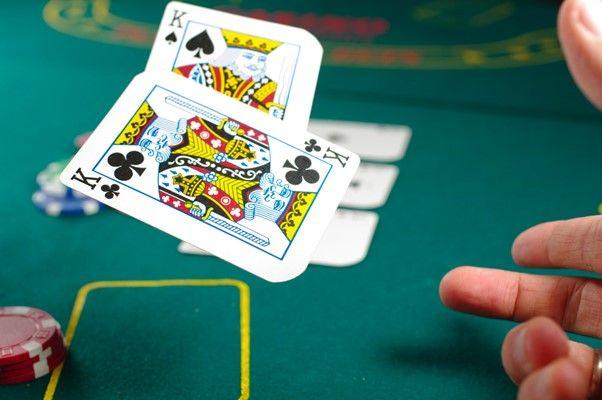 Как играть в покер: какие стратегии наиболее популярны в игре?